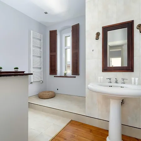 Bright Slupecka With Parking In By Renters