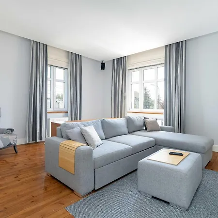 Bright Slupecka With Parking In By Renters *
