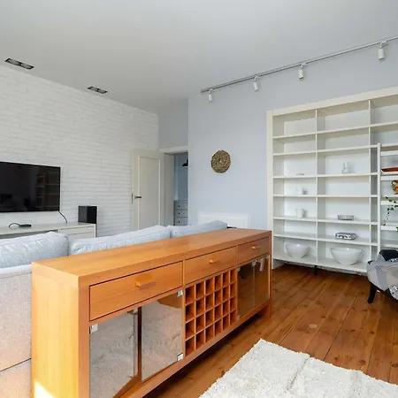 Bright Slupecka With Parking In By Renters