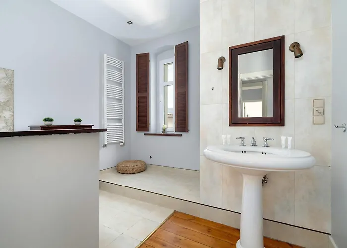 Bright Slupecka With Parking In By Renters