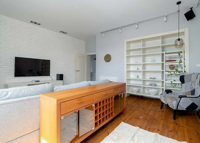 Bright Slupecka With Parking In By Renters